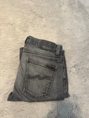 Lean Dean Nudie jeans - Säljer ett par gråa jeans från Nudie Jeans modell Lean Dean. 🔥 köpta för cirka 1600kr på nudies hemsida och säljer dem för endast 399🔥 mkt bra skick inte slitna alls mycket