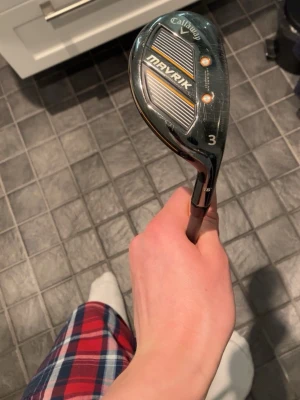 Regular Callaway Mavrik Hybrid 3 Grafitskaft - Hej!  Säljer nu min Callaway Mavrik Hybrid 3 18 grader med ett Project X Catalyst 65 5.5 regular skaft i Grafit-material.  Headcover medföljer såklart! Klubban är mycket varsamt använd och inte använd mer än 10 rundor.  Säljer på grund av att skaftet är för mjukt för mig. Standard längd och lie. Hör av dig vid minsta fundering eller intresse! MVH / Gustav    Sökord: Mavrik Callaway Hybrid Hybrid3 Regular Golfklubba Golf CallawayMavrik