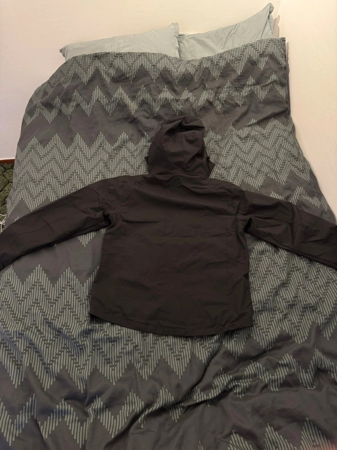 Svart vindjacka med huva - 2