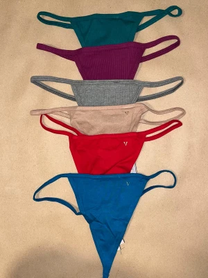 NY! Victoria’s Secret 6-pack stringtrosor i olika färger - Ny! 6 stycken slutsålda trosor från VS i storlek S. Alla är nya med prislapp förutom röd och beige som inte hade det. Säljes billigare eftersom det inte är min storlek. Värde 500+