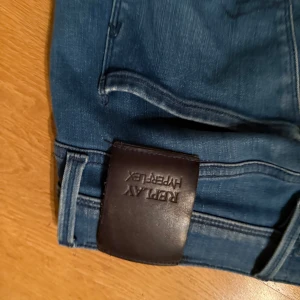Replay anbass slim jeans - Replay anbass jeans storlek w30 l32. Bra skick förutom ett litet hål ungefär mellan benen därav priset men går säkert att laga själv eller hos skräddare så har men riktigt bra jeans. Nypris ca 1700kr