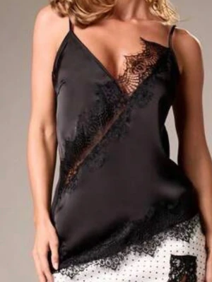 Svart topp med spetsdetaljer - Super fin och elegant topp med spetsdetaljer. Passar perfekt när man vill vara uppklädd men även till vardags! Toppen är i storlek M men sitter mer som en S💕💕Bara att höra av sig vid frågor!