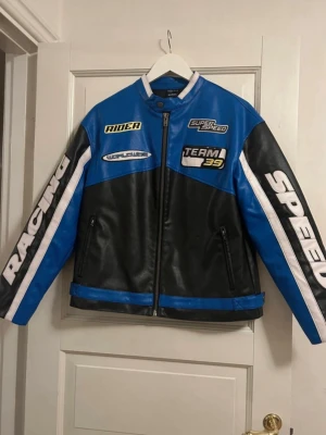 Racing jacka  - Köpt i Amsterdam, kvittot finns tyvärr ej kvar. Märke iets frans  Storlek xs (uppfattar den själv lite stor i storleken) mer som en S  Se den enda skavanken på sista bilden, finns inga andra anmärkningar  Man får vara noga med när man drar upp kedjan så inte det innanför kommer i kläm.