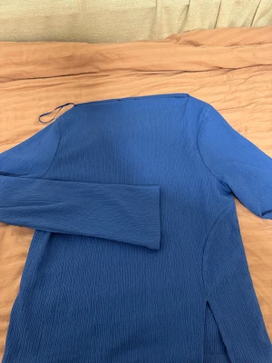 Båtringad blå topp - En fin topp med speciella små detaljer. Jätte fin för en utekväll eller till sommaren. 