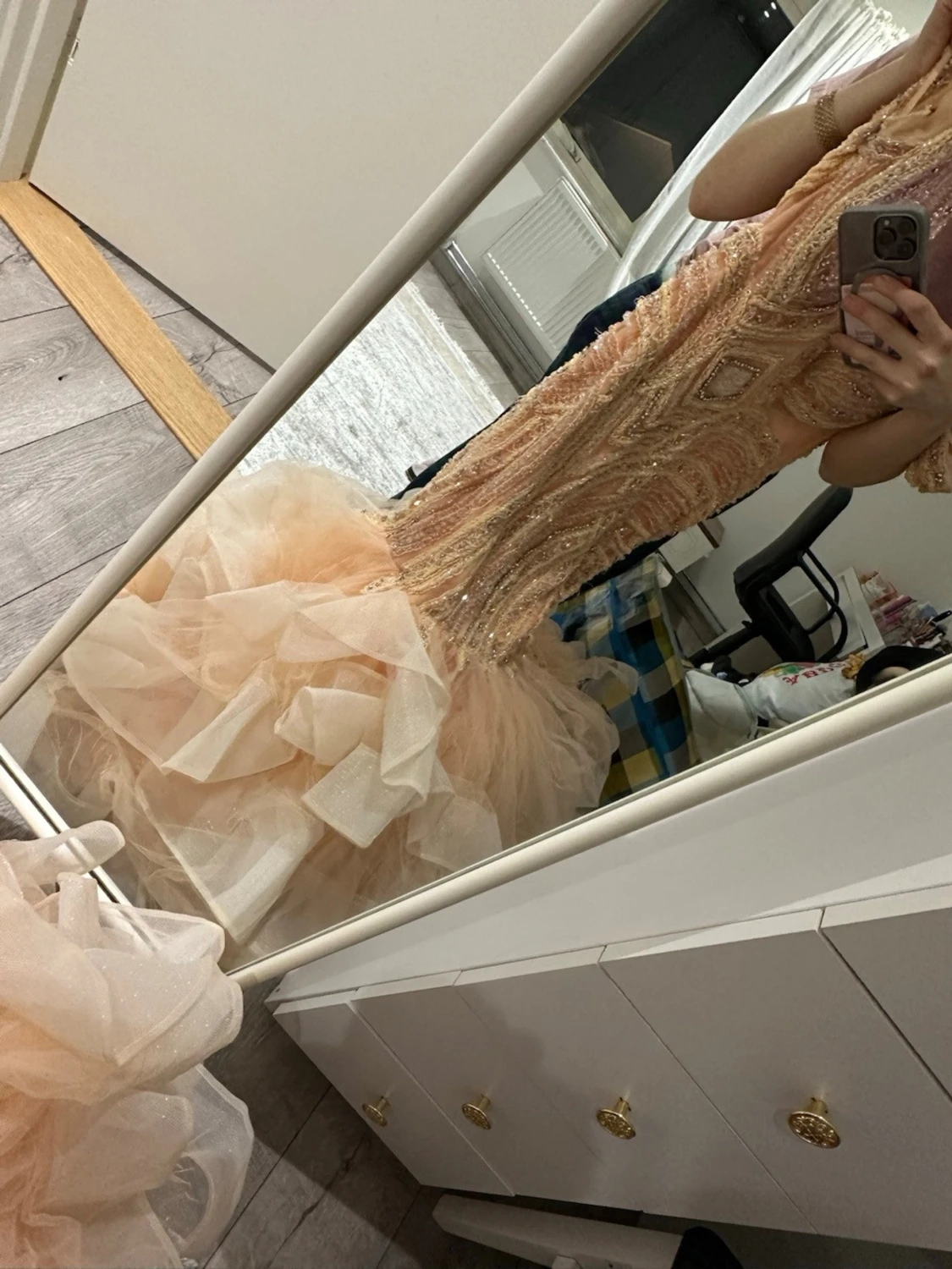 Champagnefärgad långklänning med volang