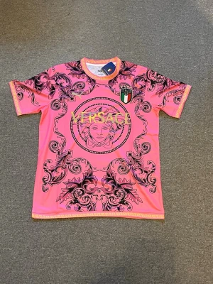 Rosa Versace sporttröja med mönster - Snygg rosa fotbollströja från Versace som är helt ny och tagsen sitter kvar!