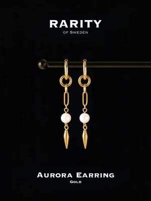 Aurora örhängen guld Rarity - Snygga hängande örhängen från Rarity of Sweden i guldpläterad metall med vita pärlor och droppformade detaljer. Kedjelänkar ger en trendig look och örhängena har en elegant, modern design som passar perfekt till din stil.