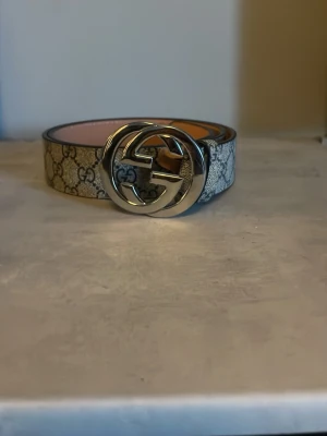 Gucci bälte - Säljer ett gucci bälte då jag inte använder det något, bältet är i otroligt bra skick och passar till allt. Box ingår