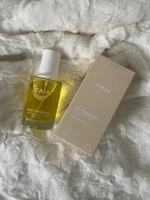 CAIA Silky Sensation Body oil - CAIA Silky Sensation Dry Oil Body Serum med doft av warm amber. Kommer i en stilren glasflaska med vit kork och tillhörande beige förpackning. Innehåller lingonfröolja och samphiraolja. Perfekt för dig som vill ha en återfuktande och lyxig kroppsolja. Endast testad så all produkt finns kvar! 