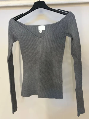 Grå tröja - Går ribbad topp med offshoulder från HM i storlek XS