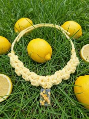 Virkat halsband med hänge i Resin "Citrus" - Virkat  halsband med glasdetaljer och hänge gjort i Resin.  Knyt till valfri längd. Tot längd mönstret ca 25cm. Hela ca 76 cm 