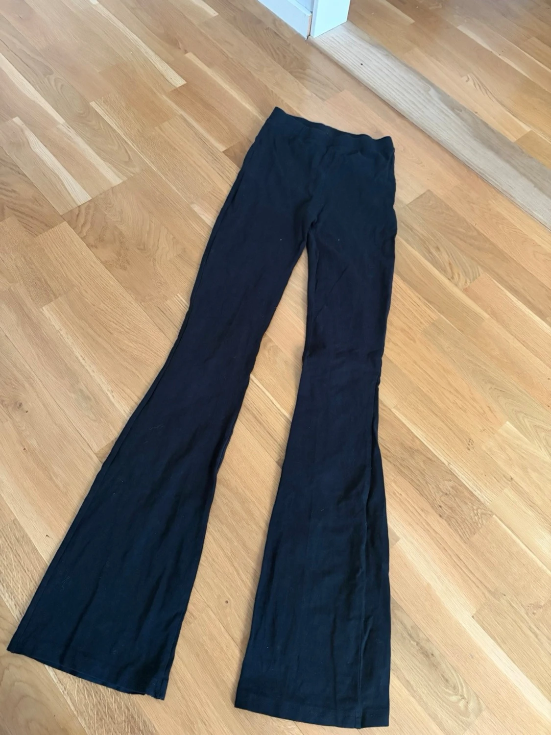 Svarta utsvängda leggings - 1