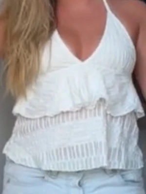 Vit halterneck topp med volang  - Söt halterneck topp med volang, perfekt till sommaren💞