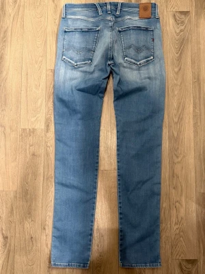 Replay Anbass Hyperflex Jeans Blå W31 L34 - Mycket fint skick. Storlek W31/L34. Mått - Midja: 40cm, Ytterbenslängd: 106cm, Benöppning: 16cm. Modellen är 185cm & 63kg. Hör av dig vid funderingar!🤝