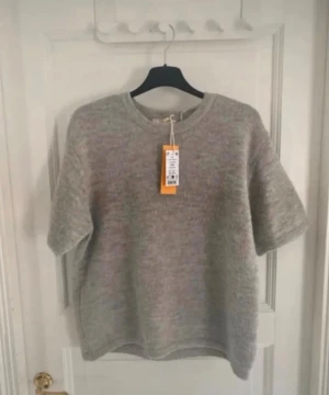 Kortärmad grå stickad tröja GinaYoung  - Kortärmad stickad grå tröja från gintricot ❗️OBS storlek 170 MEN PASSAR XS/S 🤩-Säljer liknande tröja ”ny med prislapp oxå”  💸Prislapp kvar 🙃Nypris:199kr