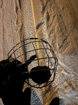 Jofa hockeygaller i metall - Säljer ett klassiskt hockeygaller från Jofa i silverfärgad metall. Gallret har justerbara svarta remmar för att fästa på hjälmen och passar perfekt för ishockey eller bandy. Robust konstruktion som skyddar ansiktet under spelet.