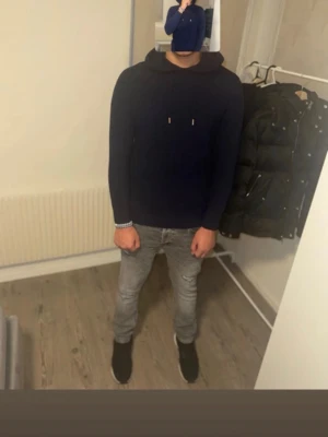 Mörkblå Kashmir hoodie - Snygg mörkblå hoodie med huva och dragsko. Hoodien har långa ärmar och en enkel, stilren design utan tryck eller logga. Tillverkad i ett mjukt och bekvämt material som passar perfekt till jeans eller joggers.