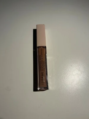 Lumene Luminous Shine läppglans - Lumene Luminous Shine läppglans i nyans 1 Pale Honey. Perfekt för dig som gillar naturliga och glansiga läppar.