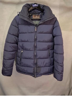 Oscar Jacobsson jacka - Sljer nu denna sjukt snygga Oscar Jacobsson jackan , size S! Skick 9/10 super fin . Modellen är 180. Nypris 5000kr mitt pris endast 1599kr + fri frakt! 📦 hör av dig vid minsta fundering 🤩