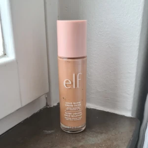 elf Halo Glow Fair light - e.l.f. Halo Glow Liquid Filter i nyansen Fair/Light (Shade 2). Flytande foundation med glow-effekt i glasflaska och ljusrosa lock. Ger en naturligt strålande finish och passar dig med ljus hudton.