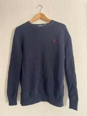Mörkblå stickad tröja Polo Ralph Lauren - Snygg mörkblå stickad tröja från Polo Ralph Lauren i mycket bra skick. Inga defekter. Skriv gärna vid mer frågor!🙏🏼