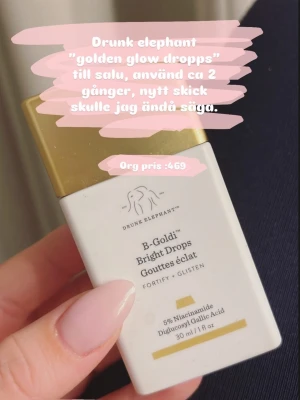 Drunk Elephant B-Goldi Bright Drops - Highlighter från Drunk Elephant i nyansen B-Goldi Bright Drops. Kommer i en vit och guldig flaska på 30 ml. Innehåller 5% niacinamid och diglucosyl gallic acid för glow och lyster. Perfekt för att ge huden en gyllene finish.
