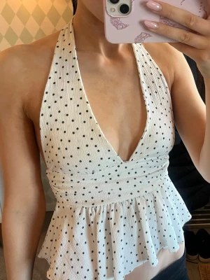 prickig Zara topp - Säljer en söt vit halterneck topp med svarta prickar och volang nedtill. Från Zara 