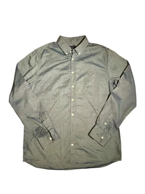 Gant skjorta - ny skick - Säljer en snygg blå Gant skjorta som inte har använts och befinner sig i nytt skick, i storlek 16år/176cm ! Skriv om fler bilder behövs, skickar så snabbt jag kan 🙌🏼