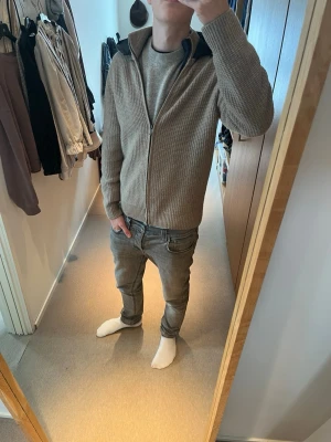 Massimo dutti cardigan  - Tjena, säljer den här riktigt feta Massimo dutti cardiganen, den är sällsynt då den inte säljs längre. Storlek M, killen på bilden är 182 cm. Skicket är väldigt bra skick skulle säga 9/10. Släng iväg ett dm för frågor! 🙌🍾