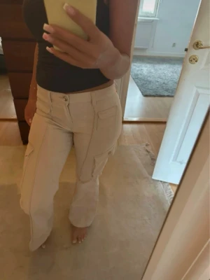 Cargo  - Utsvängda cargobyxor. Knappt använda.