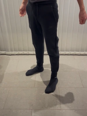 Nike tech byxor - Svarta Nike tech byxor till Salu