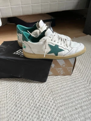 Golden goose ballstar med allt og! - Golden goose ballstars med og box plus två dustbags följer med.  Storlek 41 passar även 42 så klickar i d. Säljer då för små för mig. Signerade av Alexander Ernstberger aka money man men signaturen kan tvättas bort fullständigt innan post om köparen vill det! Sjukt snygga. Nypriset var 6000 kr, därför är detta ett sjukt bra kap. Sulan är lite avklippt men gör inte någon skillnad enligt mig! Jag kan bjuda på priset för ett par nya sulor om det stör köparen! Byten kan vara intressanta!