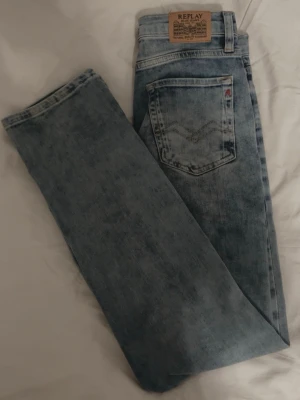 Ljusblå jeans från Replay - Snygga ljusblå jeans från Replay med klassisk femficksdesign och raka ben. Jeansen har en tvättad look och detaljer som Replay-lapp bak i midjan. Perfekta för dig som gillar en avslappnad men trendig stil.