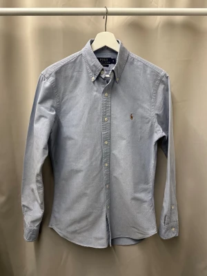 Ralph Lauren Skjorta - Ljusblå buttondown skjorta ifrån Ralph Lauren i storlek S. Skjortan är i mycket bra skick utan några defekter. Hör gärna av dig vid frågor och funderingar🙌🏼