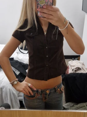 Topp/bolero - Snygg brun croppad topp/bolero som jag köpte i london men som tyvärr är för liten så därav knappt använd! 