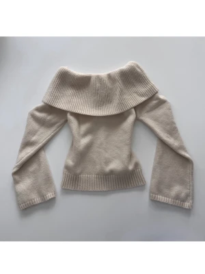 Offshoulder - Beige Offshoulder med figurnära passform. Så varm och mysig!💕