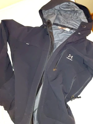 Haglöfs jacka - Windbreaker, klassisk haglöfs. Köptes för 3000, det står M men passar S ändå upp till 171.