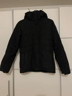 Peak performance herr vinterjacka - Peak performance style shiga vinterjacka i storlek S. Två gånger använd så i väldigt bra skick. Rök- och djurfritt hem