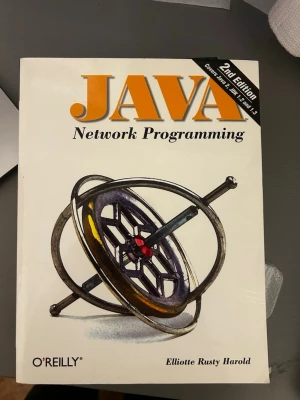 Java Network Programming 2nd Edition - Kursbok i Java Network Programming, andra upplagan, skriven av Elliotte Rusty Harold. Omslaget är vitt med stor orange text och en illustration av en gyroskopliknande figur. Perfekt för dig som pluggar nätverksprogrammering i Java.