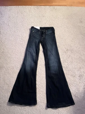 Mörkblå low waist jeans Weekday - Säljer ett par jätte snygga low waist flare jeans från Cheap Monday eftersom jag köpte en för liten storlek💕