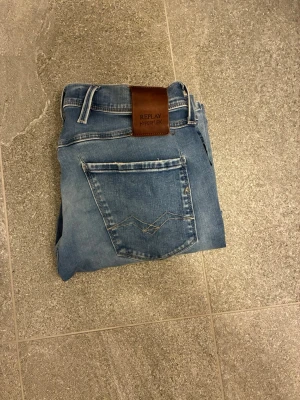 Replay Hyperflex ljusblå slitna jeans Anbass - Säljer ett par replay anbass i strl 30-30. Jeansen är i mycket bra skick. Nypris runt 1800 mittpris 449 kan gå ner i pris vid snabbaffär.