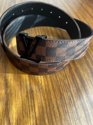 Rutig brunt bälte - Fräscht bälte, aldrig använt! Tveka inte att fråga, priset kan diskuteras!
