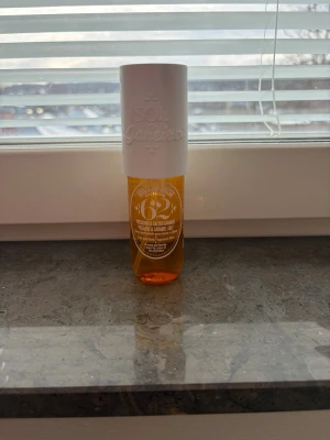 Sol de Janeiro Brazilian Crush 62 - Säljer denna Sol de Janeiro Brazilian Crush Cheirosa 62 som är en hår- och kroppsmist med doft av pistage och salt karamell. Den är i 90 ml. Den har endast använts en gång så den är i princip helt ny.