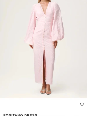 Adoore klänning  - Säljer min fina adoore klänning som enbart är använd två gånger och därför är i väldigt fint skick, klänningen är rosa i modell Positano och är i storlek 34, säljer för att den tyvärr blivit för liten