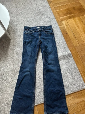 Mörkblå bootcut jeans - Snygga lågmidjade jeans från Gina tricot. Storlek 164. Bra skick och använda fåtal gånger. 