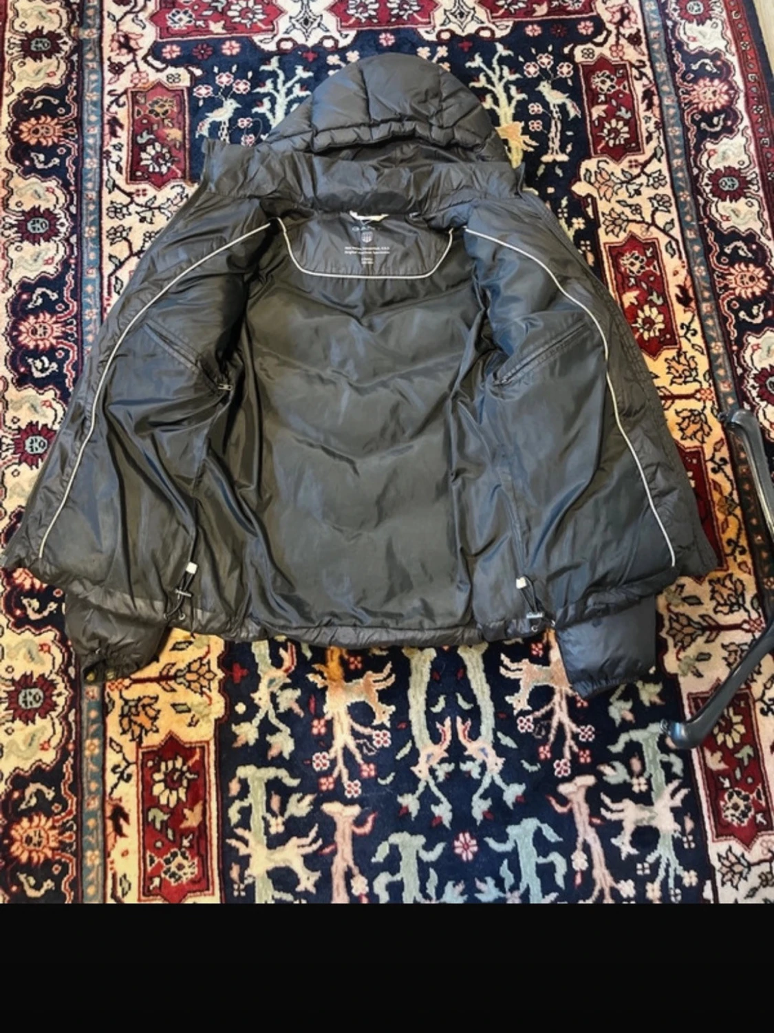 Svart pufferjacka med huva - 1