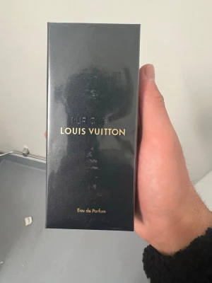 Louis Vuitton Pur Cuir Eau de Parfum -  Pur Cuir Eau de Parfum från Louis Vuitton är en exklusiv 100 ml‑doft, tillverkad i Frankrike och endast tillgänglig i Louis Vuitton‑butiker. Doften är en ren och elegant läderkomposition med varm rökighet, mjuka trätoner och en djup, sensuell bas som ger en sofistikerad och självsäker känsla.