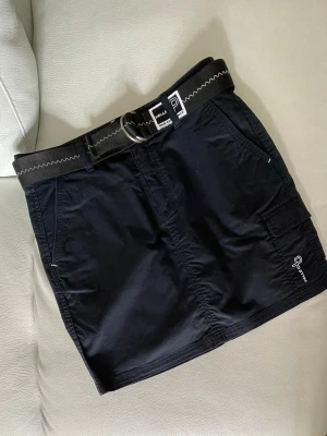 Mörkblå Pelle P Skirt S - Några gånger använd mörkblå Pelle P Crew Skirt i storlek S. Hel, ren och snygg. Bälte ingår.