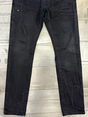 Svarta jeans från Jacob Cohen - Snygga svarta jeans från Jacob Cohen. Använda ett fåtal gånger och är i mycket bra skick. Storlek 32 