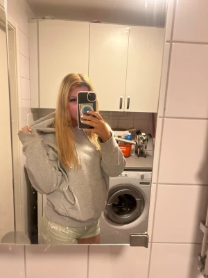 Grå hoodie med huva ( Levis ) - En enkel och stilren grå hoodie med huva och magficka. Hoodien är grå och har inga märken eller rivningar på den. Den är oversized. Perfekt för chill dagar eller när du vill ha något bekvämt. Inget synligt tryck eller logga, kan skicka med bevis på att den är från Levis.